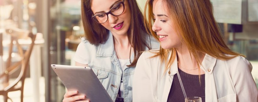 20150824215736-women-talking-over-drinks-smart